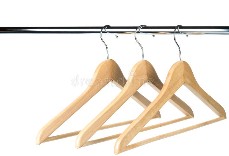 Τρεις κενές ξύλινες κρεμάστρες του /clothes παλτών σε μια ράγα ενδυμάτων στοκ φωτογραφία με δικαίωμα ελεύθερης χρήσης