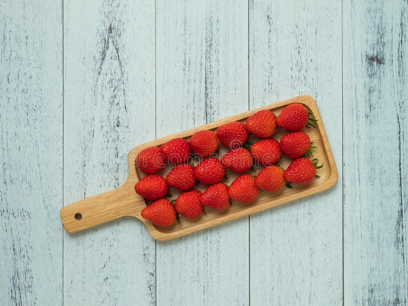 Τρεις σειρές των juicy ώριμων φραουλών στην εξυπηρέτηση του πιάτου στο άσπρο ξύλινο υπόβαθρο, τοπ άποψη Επιδόρπια και υγιές θέμα στοκ εικόνες με δικαίωμα ελεύθερης χρήσης Τρεις σειρές των juicy ώριμων φραουλών στην εξυπηρέτηση του πιάτου στο άσπρο ξύλινο υπόβαθρο, τοπ άποψη Επιδόρπια και υγιές θέμα στοκ εικόνες με δικαίωμα ελεύθερης χρήσης