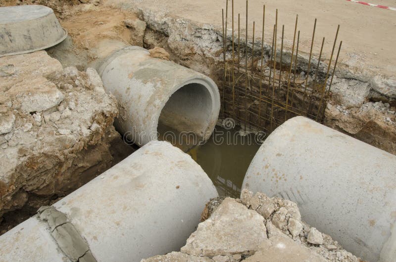 Τρεις χωριστές αποχετεύσεις στοκ εικόνες με δικαίωμα ελεύθερης χρήσης Τρεις χωριστές αποχετεύσεις στοκ εικόνες με δικαίωμα ελεύθερης χρήσης