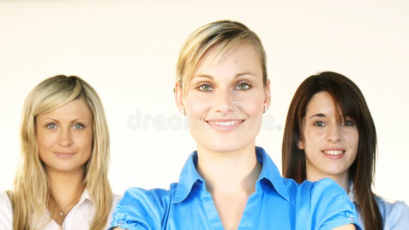 Τρεις όμορφες επιχειρηματίες που χαμογελούν στη κάμερα