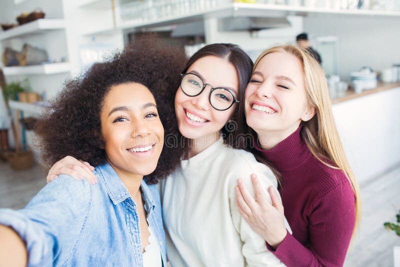 Τρεις όμορφοι φίλοι παίρνουν selfie από κοινού Υπάρχει αμερικανικό κορίτσι afro, ένα brunette και ένα ξανθά Είναι στοκ εικόνες Τρεις όμορφοι φίλοι παίρνουν selfie από κοινού Υπάρχει αμερικανικό κορίτσι afro, ένα brunette και ένα ξανθά Είναι στοκ εικόνες
