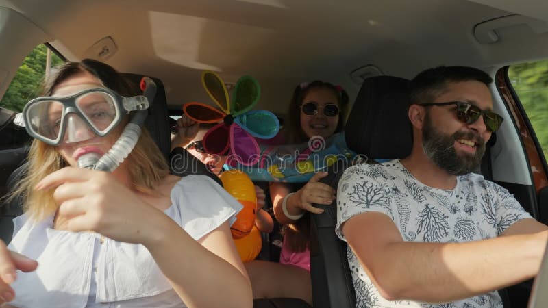 τρελή αστεία οικογένεια με παιδιά που ταξιδεύουν στο αυτοκίνητο