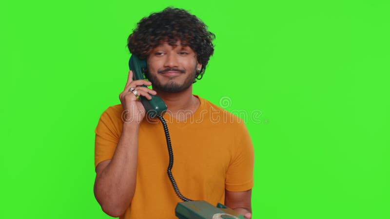 τρελός αστείος ινδιάνος που μιλάει σε ενσύρματο τηλέφωνο της δεκαετίας του '80 ξεγελάει κάνοντας ανόητα πρόσωπα