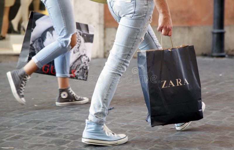 τρισδιάστατη απεικόνιση ψωνίζοντας τρία αριθμού τσαντών όμορφη διαστατική πολύ στοκ εικόνες τρισδιάστατη απεικόνιση ψωνίζοντας τρία αριθμού τσαντών όμορφη διαστατική πολύ στοκ εικόνες