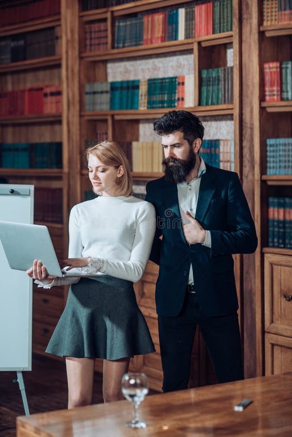 τρισδιάστατη εικόνα έννοιας blog που δίνεται Επιχειρησιακή γυναίκα και διαβασμένος άνδρας Ιστός blog για τις ειδήσεις Το Bloggers στοκ εικόνα τρισδιάστατη εικόνα έννοιας blog που δίνεται Επιχειρησιακή γυναίκα και διαβασμένος άνδρας Ιστός blog για τις ειδήσεις Το Bloggers στοκ εικόνα