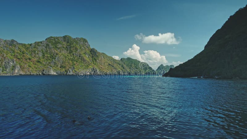 Τροπική εποχική κάπα στην πράσινη ακτή του Παλάουα, Ελ Νίτο, Φιλιππίνες Επικός θερινός τουρισμός