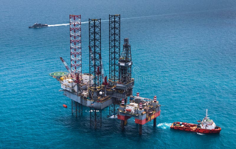 τρυπώντας με τρυπάνι παράκτια εγκατάσταση γεώτρησης πλατφορμών πετρελαίου στοκ φωτογραφία με δικαίωμα ελεύθερης χρήσης τρυπώντας με τρυπάνι παράκτια εγκατάσταση γεώτρησης πλατφορμών πετρελαίου στοκ φωτογραφία με δικαίωμα ελεύθερης χρήσης