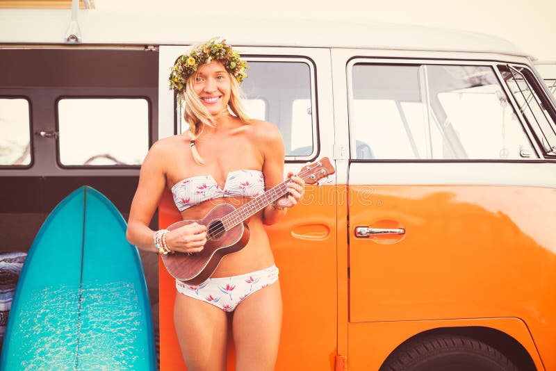 Τρόπος ζωής παραλιών κοριτσιών Surfer στοκ φωτογραφίες με δικαίωμα ελεύθερης χρήσης