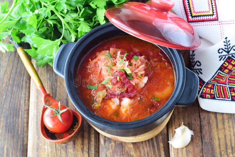 Τρόφιμα νηστείας Φυτική σούπα με sauerkraut, παντζάρια, καρότα, κρεμμύδια, ντομάτα σε ένα μαύρο δοχείο σε ένα ξύλινο υπόβαθρο στοκ εικόνα με δικαίωμα ελεύθερης χρήσης Τρόφιμα νηστείας Φυτική σούπα με sauerkraut, παντζάρια, καρότα, κρεμμύδια, ντομάτα σε ένα μαύρο δοχείο σε ένα ξύλινο υπόβαθρο στοκ εικόνα με δικαίωμα ελεύθερης χρήσης