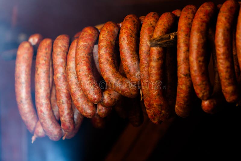 τρόφιμα παραδοσιακά Καπνισμένα sausuages smokehouse στοκ εικόνα με δικαίωμα ελεύθερης χρήσης τρόφιμα παραδοσιακά Καπνισμένα sausuages smokehouse στοκ εικόνα με δικαίωμα ελεύθερης χρήσης
