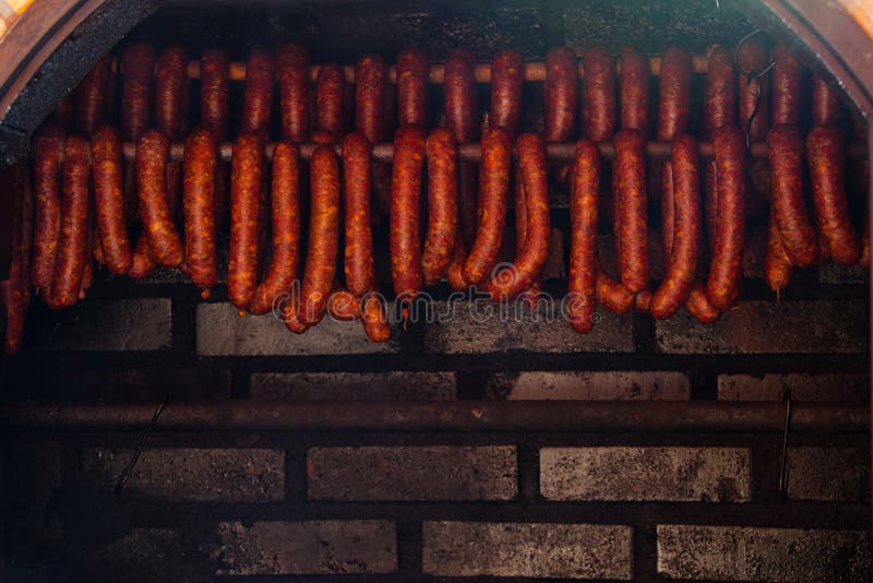 τρόφιμα παραδοσιακά Καπνισμένα sausuages smokehouse στοκ φωτογραφία με δικαίωμα ελεύθερης χρήσης τρόφιμα παραδοσιακά Καπνισμένα sausuages smokehouse στοκ φωτογραφία με δικαίωμα ελεύθερης χρήσης