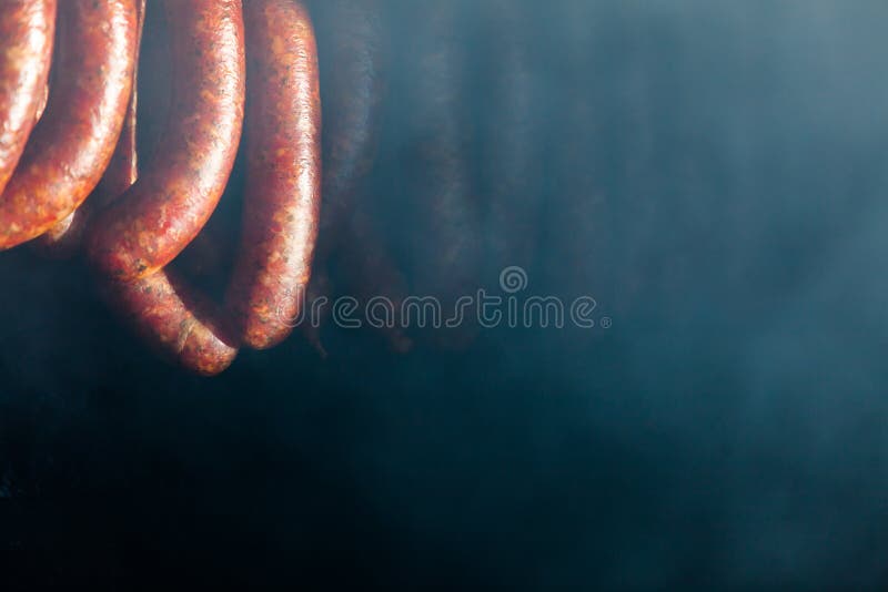 τρόφιμα παραδοσιακά Καπνισμένα sausuages smokehouse στοκ φωτογραφία με δικαίωμα ελεύθερης χρήσης τρόφιμα παραδοσιακά Καπνισμένα sausuages smokehouse στοκ φωτογραφία με δικαίωμα ελεύθερης χρήσης