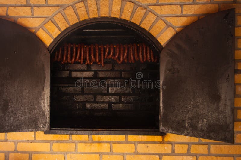 τρόφιμα παραδοσιακά Καπνισμένα sausuages smokehouse στοκ εικόνες τρόφιμα παραδοσιακά Καπνισμένα sausuages smokehouse στοκ εικόνες