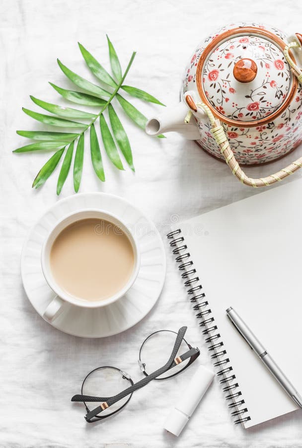 Τσάι Masala, teapot, σημειωματάριο, γυαλιά, μάνδρα, πράσινο φύλλο λουλουδιών στο άσπρο υπόβαθρο, τοπ άποψη Προγραμματισμός έμπνευ στοκ εικόνα Τσάι Masala, teapot, σημειωματάριο, γυαλιά, μάνδρα, πράσινο φύλλο λουλουδιών στο άσπρο υπόβαθρο, τοπ άποψη Προγραμματισμός έμπνευ στοκ εικόνα