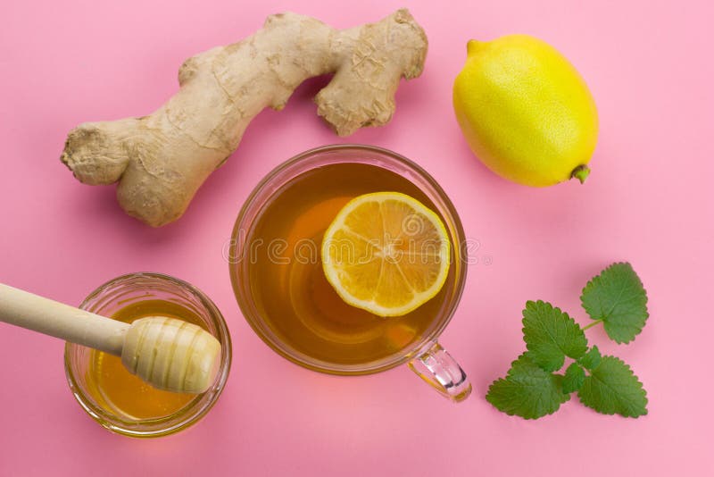 τσάι άποψης, λεμόνι, πιπερόριζα, μέντα και υγρό βάζο μελιού με το ξύλινο κουτάλι στοκ φωτογραφία τσάι άποψης, λεμόνι, πιπερόριζα, μέντα και υγρό βάζο μελιού με το ξύλινο κουτάλι στοκ φωτογραφία