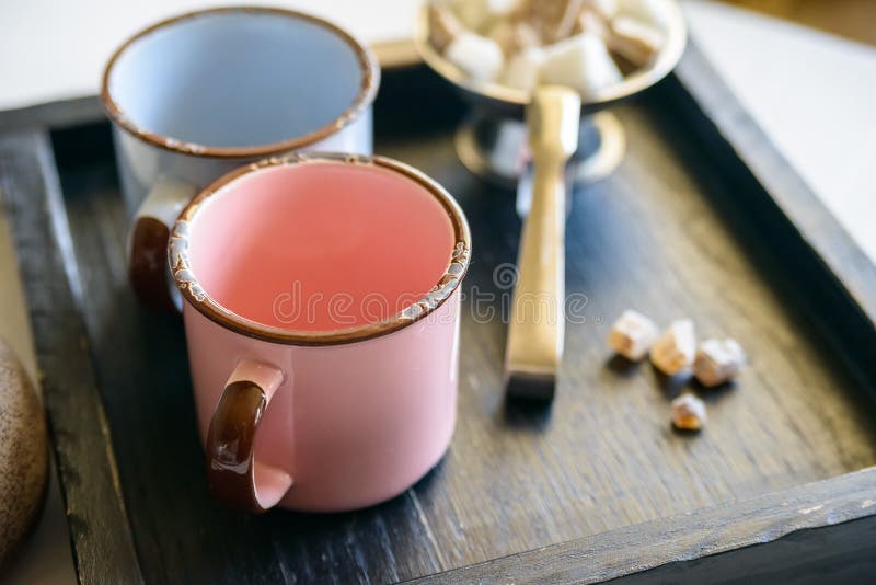 Τσάι που τίθεται με δύο φλυτζάνια μετάλλων, τις λαβίδες ζάχαρης και τα κομμάτια στοκ εικόνες