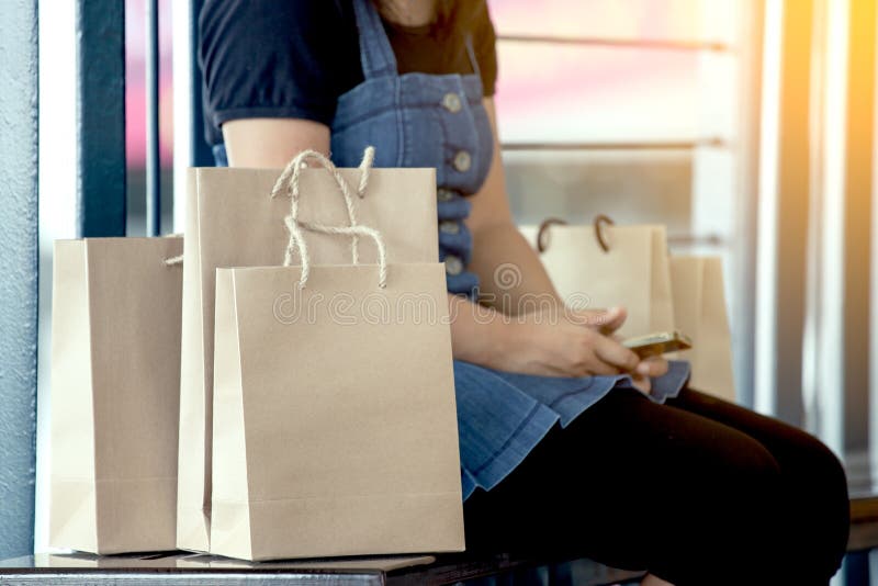 Τσάντες αγορών με τη στήριξη γυναικών μετά από να ψωνίσει στη λεωφόρο στοκ φωτογραφίες με δικαίωμα ελεύθερης χρήσης Τσάντες αγορών με τη στήριξη γυναικών μετά από να ψωνίσει στη λεωφόρο στοκ φωτογραφίες με δικαίωμα ελεύθερης χρήσης