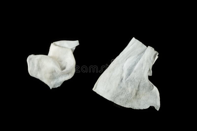 Τσαλακωμένη χαρτοπετσέτα σε μαύρο μονωμένο φόντο στο γυαλί στοκ φωτογραφίες με δικαίωμα ελεύθερης χρήσης Τσαλακωμένη χαρτοπετσέτα σε μαύρο μονωμένο φόντο στο γυαλί στοκ φωτογραφίες με δικαίωμα ελεύθερης χρήσης