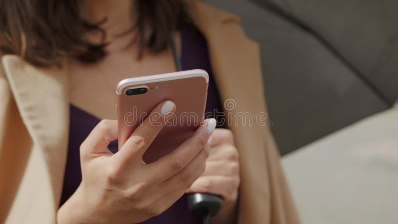 τσερνίβτσι ουκρανία 24062020. κοντινό πλαίσιο θηλυκών χεριών με τηλέφωνο και ομπρέλα απόθεμα βίντεο