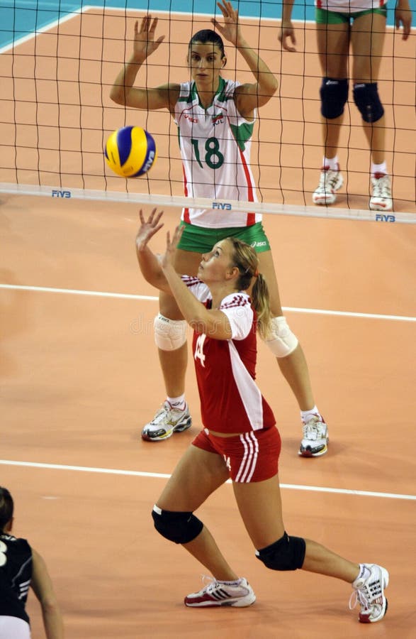 FIVB WOMEN'S VOLLEYBALL CHAMPIONSHIP JAPAN 2010; 3rd poule of qualification tournament WOMEN EUR H. Conegliano (Italy) 17-19 July 2009. 1st match: Czech Republic - Bulgaria. N. 4 of Czech, Aneta Havlickova, prepare the ball. Czech Republic won 3-1 set. FIVB WOMEN'S VOLLEYBALL CHAMPIONSHIP JAPAN 2010; 3rd poule of qualification tournament WOMEN EUR H. Conegliano (Italy) 17-19 July 2009. 1st match: Czech Republic - Bulgaria. N. 4 of Czech, Aneta Havlickova, prepare the ball. Czech Republic won 3-1 set.