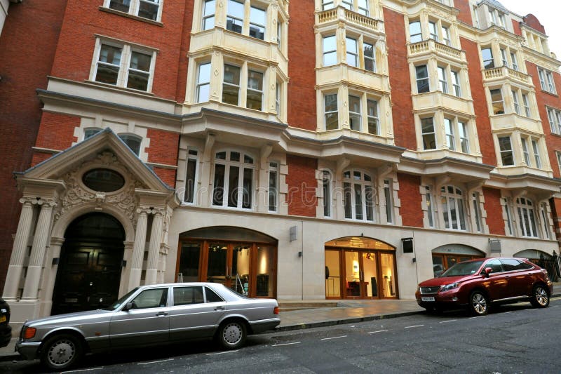 Τυπικό σπίτι στο Mayfair London με πολυτελή αυτοκίνητα στοκ εικόνες