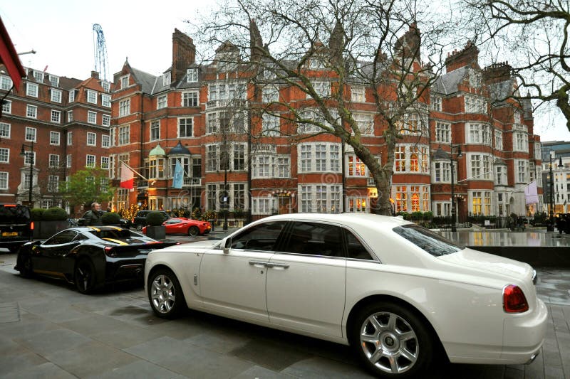 Τυπικό σπίτι στο Mayfair London με πολυτελή αυτοκίνητα στοκ εικόνες με δικαίωμα ελεύθερης χρήσης