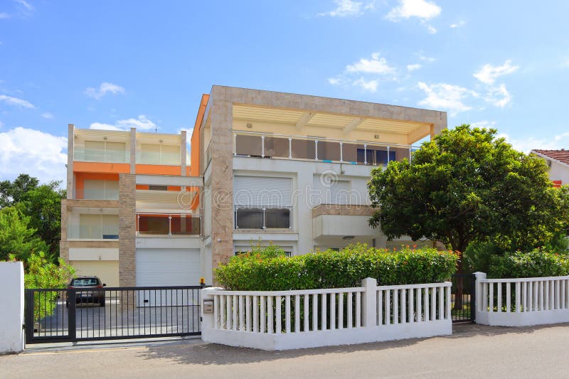 Τυπικό σπίτι στο Τιβάτ την ηλιόλουστη ημέρα στο Μαυροβούνιο στοκ φωτογραφίες