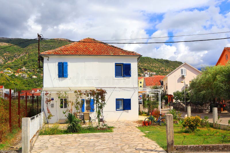 Τυπικό σπίτι στο Τιβάτ την ηλιόλουστη ημέρα στο Μαυροβούνιο στοκ εικόνα