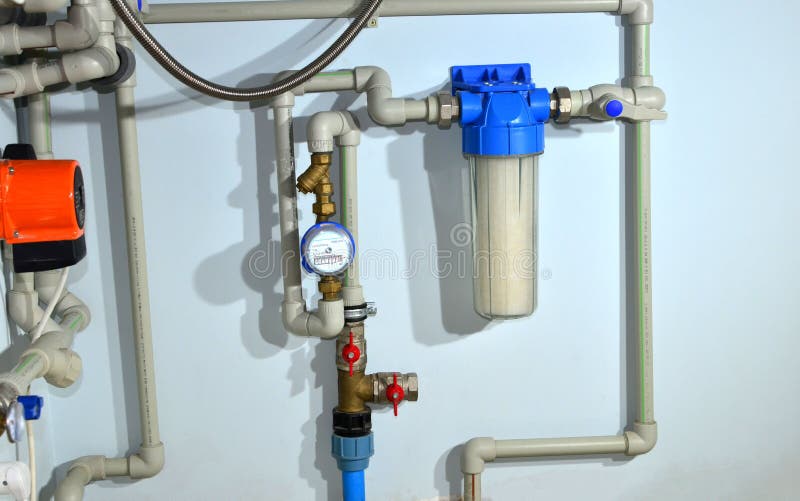Τυπικό σύστημα φιλτραρίσματος βροχερού νερού σε ολόκληρο το σπίτι Γεώτρηση γεώτρησης και επεξεργασία νερού Διήθηση νερού στοκ φωτογραφία με δικαίωμα ελεύθερης χρήσης Τυπικό σύστημα φιλτραρίσματος βροχερού νερού σε ολόκληρο το σπίτι Γεώτρηση γεώτρησης και επεξεργασία νερού Διήθηση νερού στοκ φωτογραφία με δικαίωμα ελεύθερης χρήσης