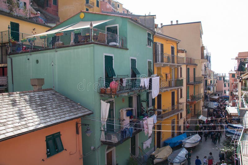 Τυπικός δρόμος στο μικρό χωριό ψαράδων Manarola στο Εθνικό Πάρκο Cinque Terre, Liguria, Ιταλία στοκ φωτογραφίες με δικαίωμα ελεύθερης χρήσης Τυπικός δρόμος στο μικρό χωριό ψαράδων Manarola στο Εθνικό Πάρκο Cinque Terre, Liguria, Ιταλία στοκ φωτογραφίες με δικαίωμα ελεύθερης χρήσης