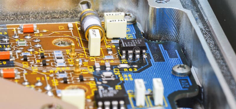 Τυπωμένο PCB πινάκων κυκλωμάτων με, ολοκληρωμένα κυκλώματα, πυκνωτές, και αντιστάτες στοκ φωτογραφία Τυπωμένο PCB πινάκων κυκλωμάτων με, ολοκληρωμένα κυκλώματα, πυκνωτές, και αντιστάτες στοκ φωτογραφία
