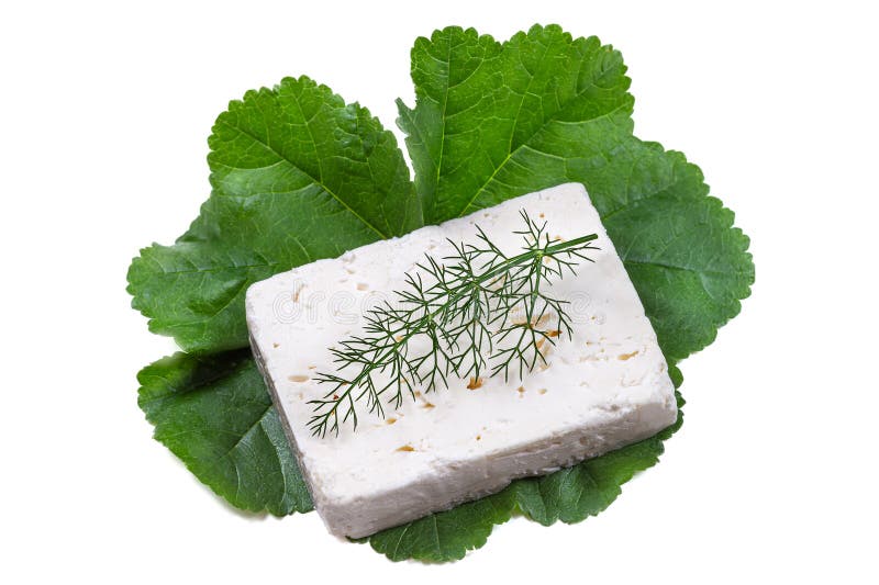 τυρί feta απομονωμένο σε λευκό πηγάδι από φέτα. κύβοι τυριού feta απομονωμένοι σε λευκό φόντο με διαδρομή αποκοπής.