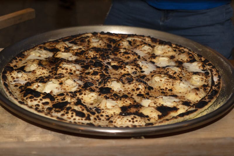 τυρί recco focaccia ιταλικό πλατύ φούρνο ξύλου ψημένο παραδοσιακό πιάτο στοκ φωτογραφία με δικαίωμα ελεύθερης χρήσης