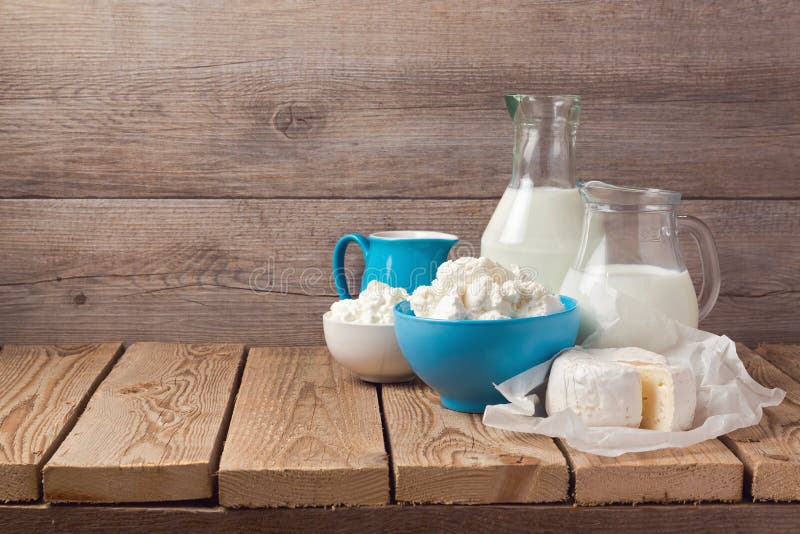 Τυρί γάλακτος και εξοχικών σπιτιών πέρα από το ξύλινο αγροτικό υπόβαθρο
