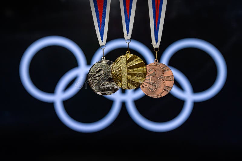 ΤΌΚΙΟ, ΙΑΠΩΝΊΑ, ΙΟΎΝΙΟΣ 20 2019 - Θερινός Ολυμπιακός Αγώνας, Τόκιο 2020, λογότυπο των αγώνων και του μεταλλίου - χρυσό, αργυρό κα στοκ εικόνα