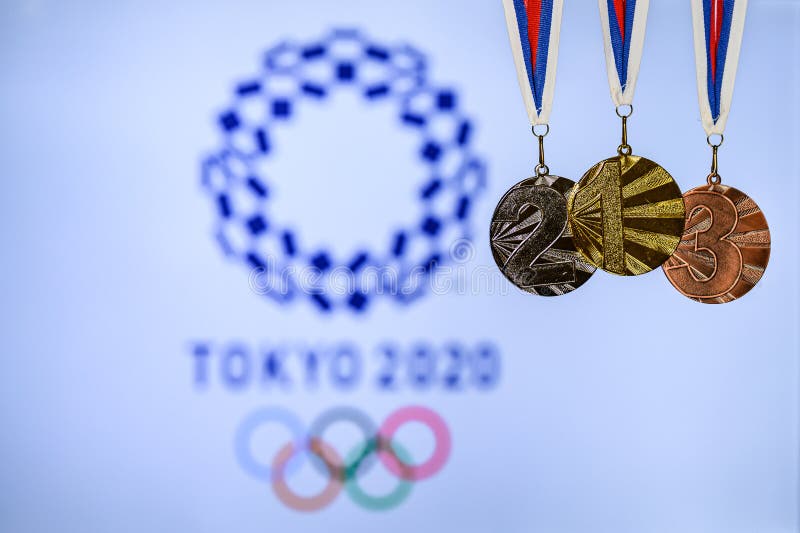 ΤΌΚΙΟ, ΙΑΠΩΝΊΑ, ΙΟΎΝΙΟΣ 20 2019 - Θερινός Ολυμπιακός Αγώνας, Τόκιο 2020, λογότυπο των αγώνων και του μεταλλίου - χρυσό, αργυρό κα στοκ εικόνες