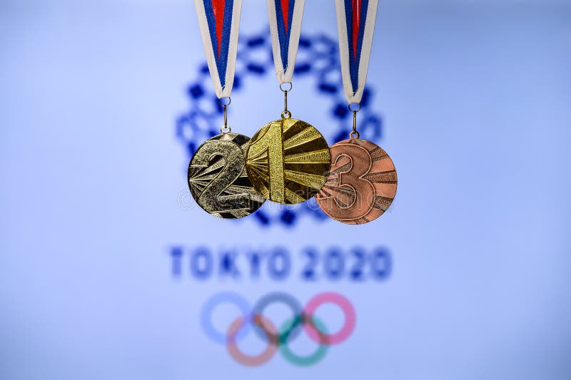 ΤΌΚΙΟ, ΙΑΠΩΝΊΑ, ΙΟΎΝΙΟΣ 20 2019 - Θερινός Ολυμπιακός Αγώνας, Τόκιο 2020, λογότυπο των αγώνων και του μεταλλίου - χρυσό, αργυρό κα στοκ εικόνα