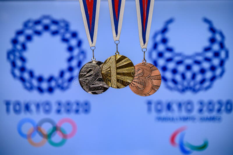ΤΌΚΙΟ, ΙΑΠΩΝΊΑ, ΙΟΎΝΙΟΣ 20 2019 - Θερινός Ολυμπιακός Αγώνας, Τόκιο 2020, λογότυπο των αγώνων και του μεταλλίου - χρυσό, αργυρό κα στοκ εικόνες με δικαίωμα ελεύθερης χρήσης