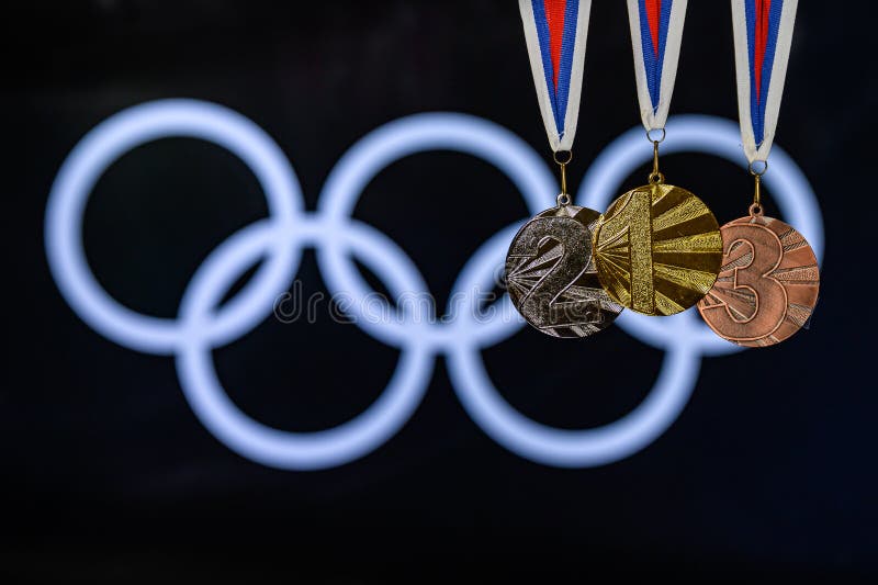 ΤΌΚΙΟ, ΙΑΠΩΝΊΑ, ΙΟΎΝΙΟΣ 20 2019 - Θερινός Ολυμπιακός Αγώνας, Τόκιο 2020, λογότυπο των αγώνων και του μεταλλίου - χρυσό, αργυρό κα στοκ φωτογραφία