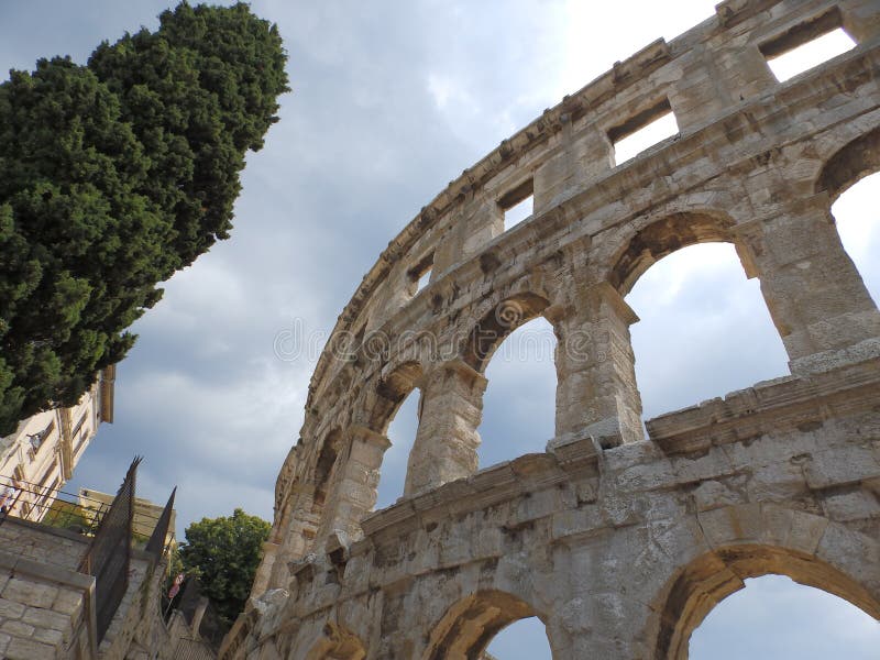 Τόξα ρωμαϊκά Pula χώρων αμφιθεάτρων, Istria, Κροατία στοκ φωτογραφία με δικαίωμα ελεύθερης χρήσης Τόξα ρωμαϊκά Pula χώρων αμφιθεάτρων, Istria, Κροατία στοκ φωτογραφία με δικαίωμα ελεύθερης χρήσης