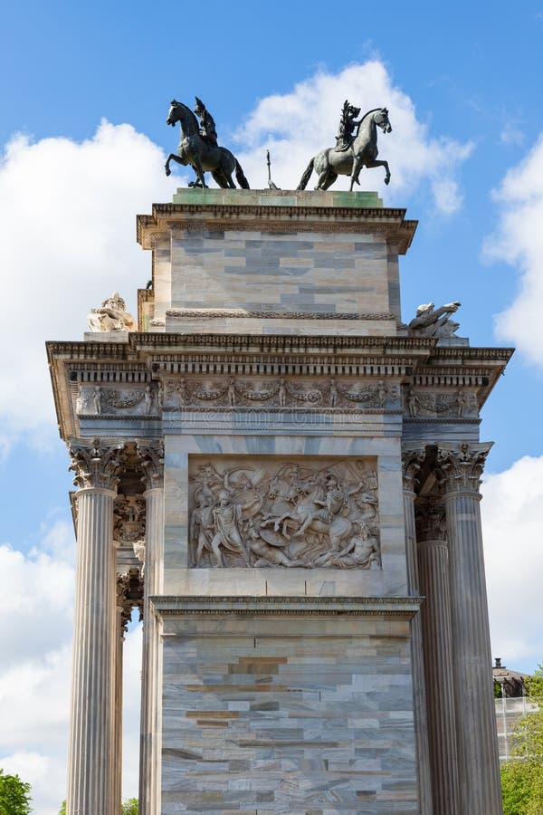 Τόξο θριάμβου - Arco Della ρυθμός στο πάρκο Sempione στο Μιλάνο, Ιταλία στοκ φωτογραφία με δικαίωμα ελεύθερης χρήσης Τόξο θριάμβου - Arco Della ρυθμός στο πάρκο Sempione στο Μιλάνο, Ιταλία στοκ φωτογραφία με δικαίωμα ελεύθερης χρήσης