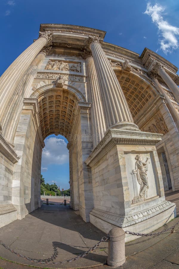 Τόξο θριάμβου - Arco Della ρυθμός στο πάρκο Sempione, Μιλάνο, Ιταλία στοκ εικόνες με δικαίωμα ελεύθερης χρήσης Τόξο θριάμβου - Arco Della ρυθμός στο πάρκο Sempione, Μιλάνο, Ιταλία στοκ εικόνες με δικαίωμα ελεύθερης χρήσης