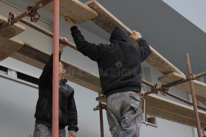 Υλικά σκαλωσιάς 2 κτηρίου εργατών οικοδομών στοκ φωτογραφίες με δικαίωμα ελεύθερης χρήσης Υλικά σκαλωσιάς 2 κτηρίου εργατών οικοδομών στοκ φωτογραφίες με δικαίωμα ελεύθερης χρήσης