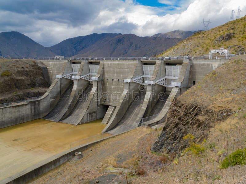Υδρο spillway φραγμάτων ηλεκτρικής παραγωγής συγκεκριμένη πύλη στοκ φωτογραφία Υδρο spillway φραγμάτων ηλεκτρικής παραγωγής συγκεκριμένη πύλη στοκ φωτογραφία