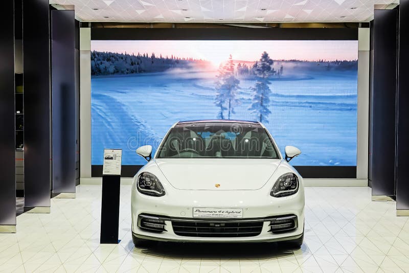 Υβρίδιο panamera 4e της Porsche στην επίδειξη στην αίθουσα εκθέσεως στη λεωφόρ στοκ εικόνα Υβρίδιο panamera 4e της Porsche στην επίδειξη στην αίθουσα εκθέσεως στη λεωφόρ στοκ εικόνα