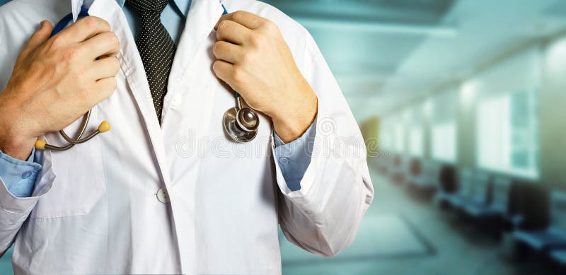 Υγειονομική περίθαλψη και έννοια ιατρικής Ο Unrecognizable αρσενικός γιατρός κρατά τα χέρια στο στηθοσκόπιο στοκ εικόνες Υγειονομική περίθαλψη και έννοια ιατρικής Ο Unrecognizable αρσενικός γιατρός κρατά τα χέρια στο στηθοσκόπιο στοκ εικόνες