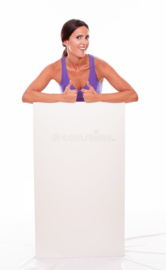 Υγιές brunette χαμόγελου πίσω από την κενή αφίσσα στοκ φωτογραφίες με δικαίωμα ελεύθερης χρήσης Υγιές brunette χαμόγελου πίσω από την κενή αφίσσα στοκ φωτογραφίες με δικαίωμα ελεύθερης χρήσης