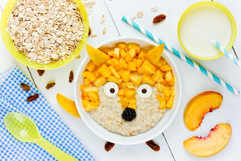 Υγιές πρόγευμα μωρών - γλυκό oatmeal γάλακτος κουάκερ με το ροδάκινο στοκ εικόνες Υγιές πρόγευμα μωρών - γλυκό oatmeal γάλακτος κουάκερ με το ροδάκινο στοκ εικόνες