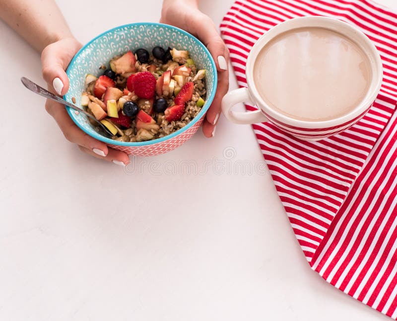 Υγιές πρόγευμα - φλιτζάνι του καφέ, muesli και φρέσκα μούρα στο άσπρο ξύλινο υπόβαθρο, τη τοπ έννοια άποψης, υγείας και διατροφής στοκ εικόνες Υγιές πρόγευμα - φλιτζάνι του καφέ, muesli και φρέσκα μούρα στο άσπρο ξύλινο υπόβαθρο, τη τοπ έννοια άποψης, υγείας και διατροφής στοκ εικόνες