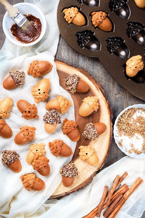 Υγιές σπιτικό βελανίδι Cakelets, μπισκότα σφενδάμνου μορφής βελανιδιών στον ξύλινο εξυπηρετώντας πίνακα φετών, δίσκος στοκ φωτογραφία Υγιές σπιτικό βελανίδι Cakelets, μπισκότα σφενδάμνου μορφής βελανιδιών στον ξύλινο εξυπηρετώντας πίνακα φετών, δίσκος στοκ φωτογραφία